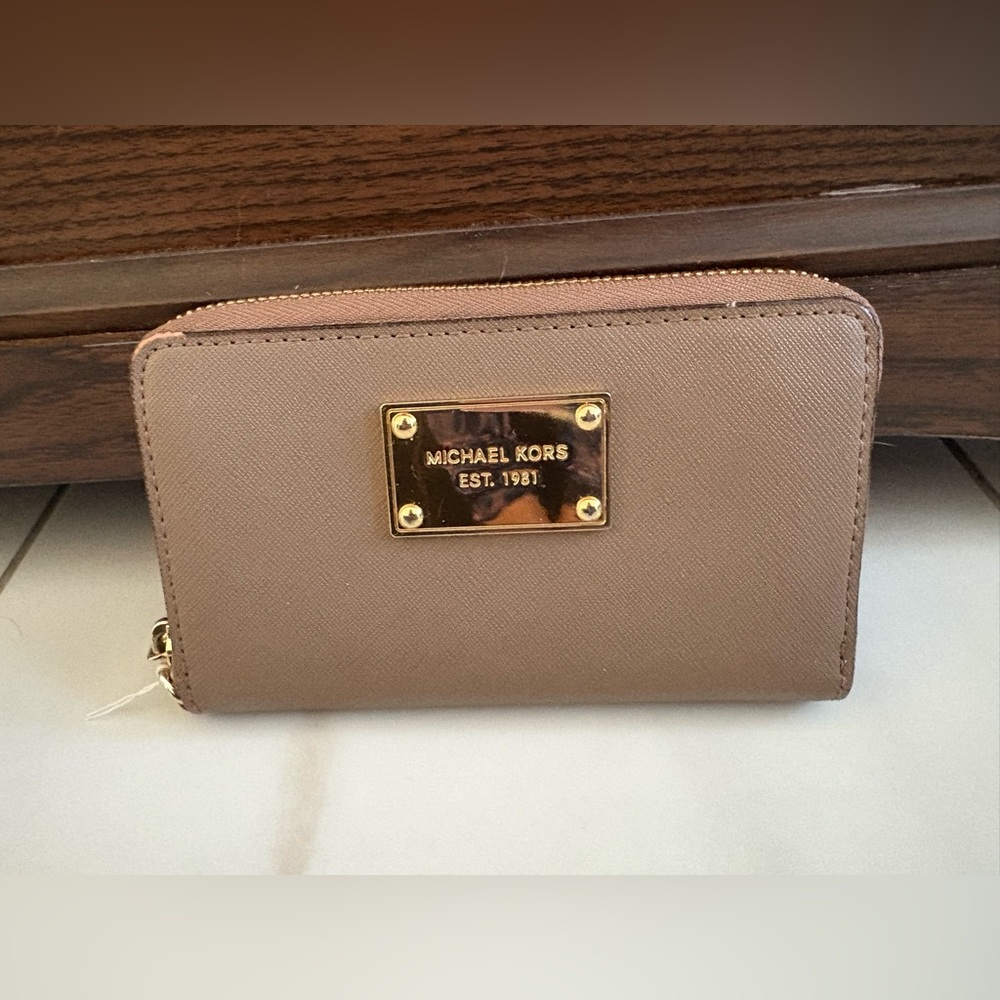 Michael Kors Jet Set Tan Zip Around Wallet